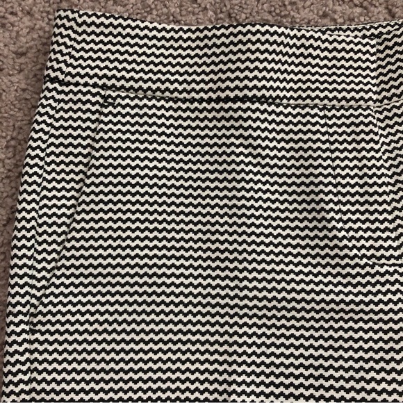 Ann Taylor Black White Chevron Boardwalk Short - Picture 6 of 10
